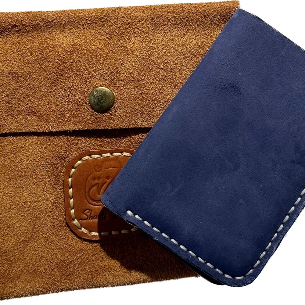 A cardholder with a passport holder only 37